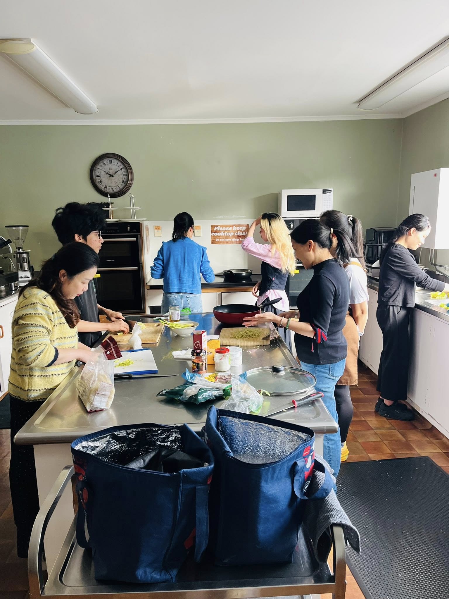 Buổi Học Nấu Ăn Chay Đầu Tiên Của Cộng Đồng